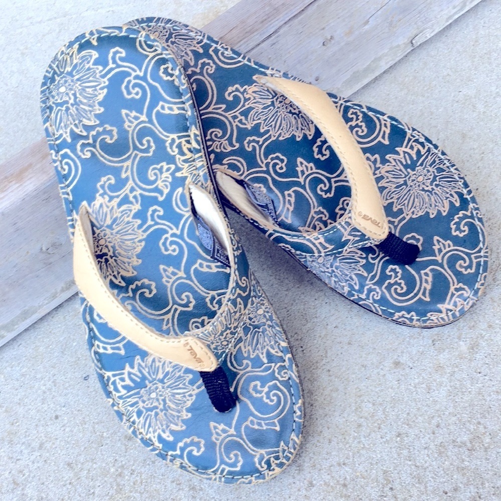 TEVA LEATHER GENUINE LEATHER THONG/SANDAL BLUE/LIGHT TAN EMBOSSED/CUSHIONED